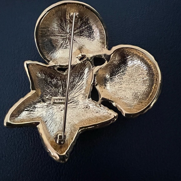 Vintage Trifari Gold and Cream Starfish brooch and clip on earrings Set - Picture 4 of 7